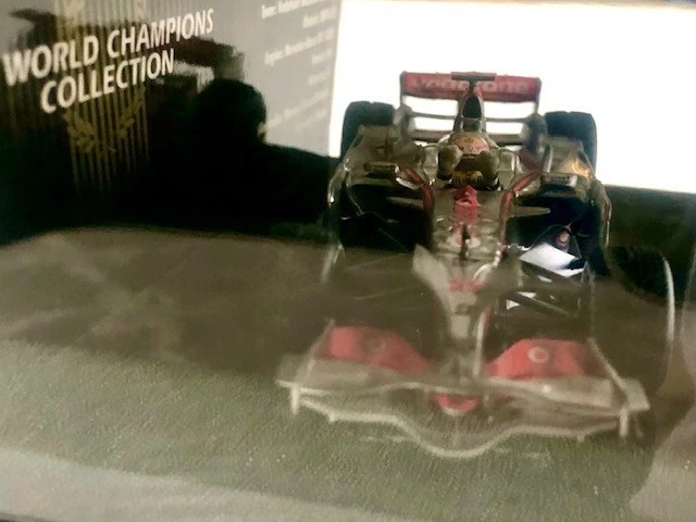 Minichamps F1 1:43 McLaren Mercedes MP4-23 N°22 L.Hamilton World Champion 2008 - Immagine 3 di 4