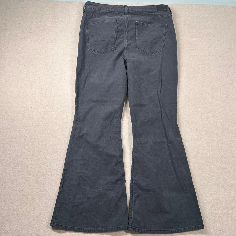 Pantalones de pana American Ealge para mujer 16 tiro súper alto acampanado campana botón inferior Foto 2 de 4