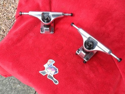 NEU SKATEBOARD TRUCKS Multi Fit kostenlose Schrauben Speed Unterlegscheiben PASSEND FÜR JEDES 8 ZOLL DECK