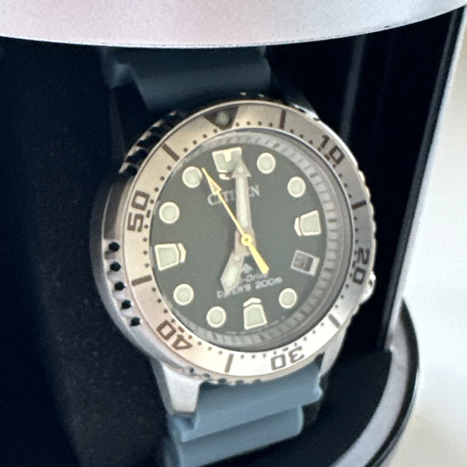 Reloj Citizen Mujer Indicador de Fecha de Buceo Eco-Drive Azul Claro 36MM EO2027-09L Foto 4 de 4