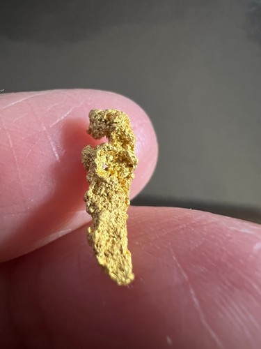 0.54 Grams Australian Natural Gold Nugget - QLD, lustrous reef gold with quartz - Picture 2 of 17