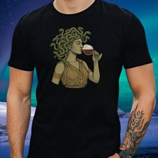 T-Shirt Medusa trinkt Wein – Mythologie trifft Genuss, Funshirt, Geschenkidee