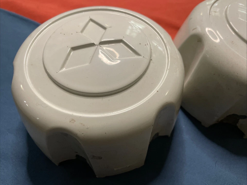 Tapacubos centrales de rueda Mitsubishi Montero Sport 1994-2004 MB816581 BLANCO OEM Foto 2 de 4