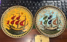 Zwei bunte griechische Cloisonné-Teller aus Messing & Emaille beide mit Schiffsdetail