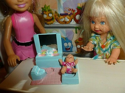 BARBIE KELLY SIZE TOY MINIATURE DOLLHOUSE FURNITURE BATHROOM TINY DOLL 