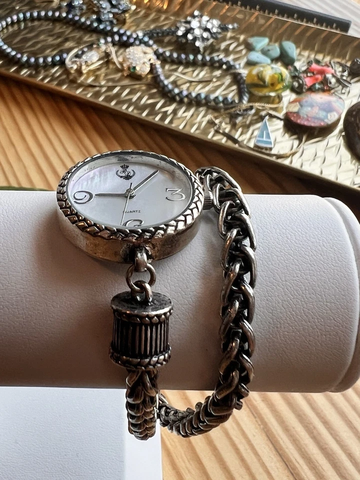 Reloj pulsera Premier Designs redondo tono plata palanca cadena envolvente Foto 3 de 4