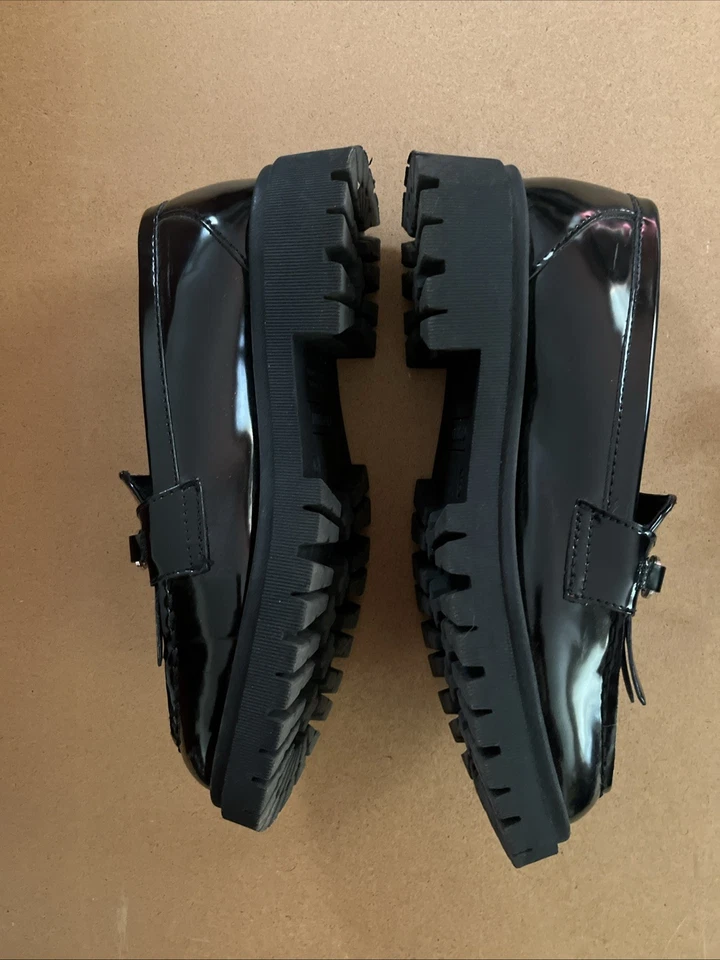 Mocassim robusto feminino Old Navy preto couro sintético envernizado tamanho 9 - Imagem 4 de 4