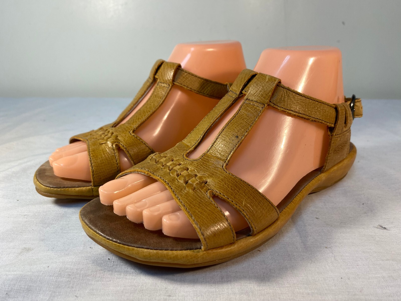 Keen Sandali con cinturino a T da donna in pelle di senape cinturino alla caviglia US 7