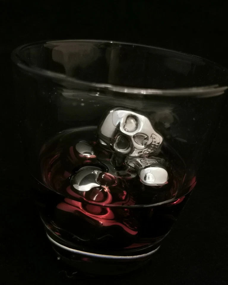 CONJUNTO 4 PEDRAS DE UÍSQUE AÇO INOXIDÁVEL CUBOS DE GELO REUTILIZÁVEIS EM FORMA DE CAVEIRA CERVEJA VINHO - Imagem 2 de 4