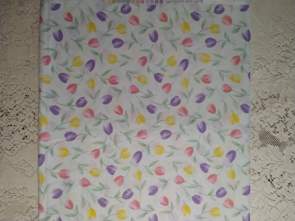 Tela acolchada rosa pastel púrpura amarillo tulipanes sobre textiles blancos en blanco BTHY 18x44 Foto 4 de 4