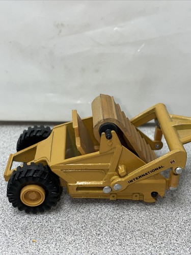 Ertl Miniatures Mighty Movers International 412B Scraper Die-Cast 1:64 - Picture 3 of 8