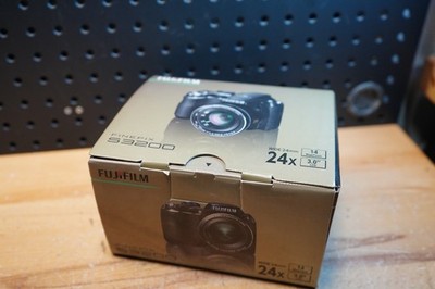 (J) Fujifilm FinePix S3200 14MP 24x Zoom Digital Camera Red w/ Box