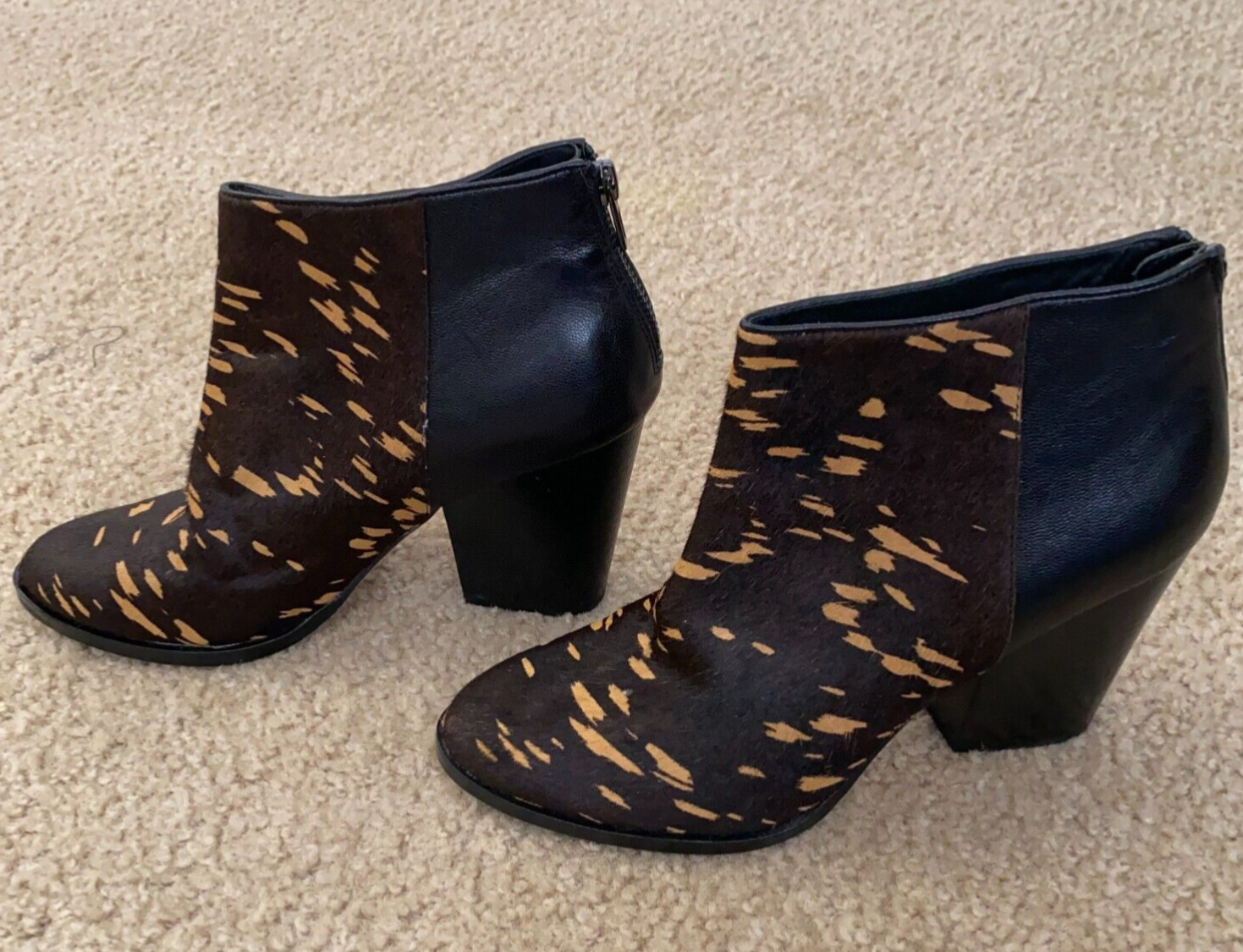 Botines de cuero para mujer Cole Haan con estampado animal pelo de becerro cremallera trasera marrón talla 7,5 B