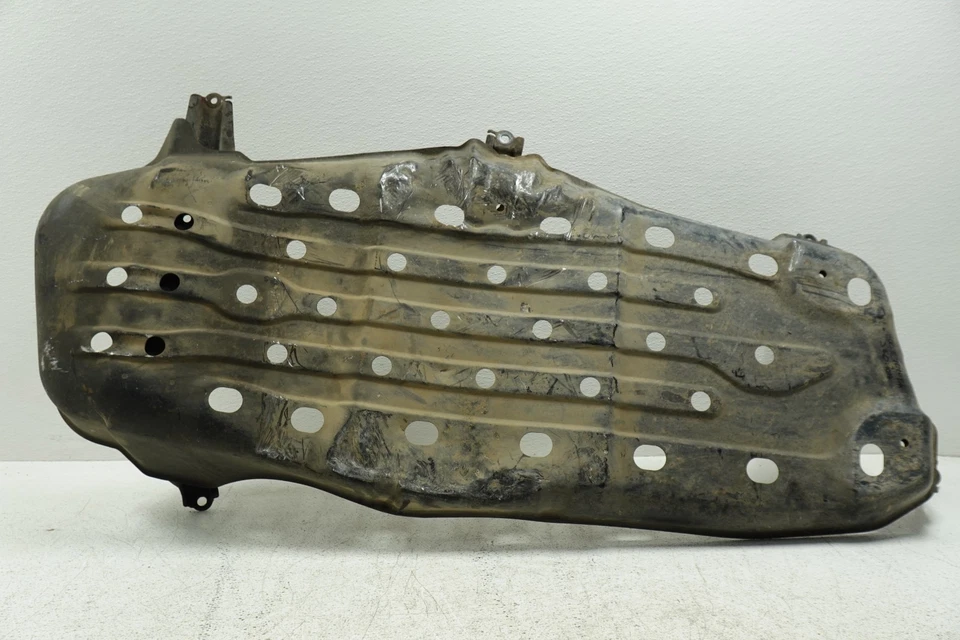 Placa de deslizamiento del tanque de combustible Toyota Sequoia 2001-2006 OEM debajo del protector de barra Foto 4 de 4