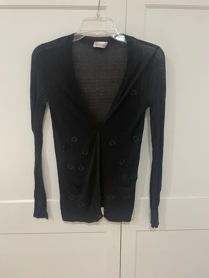 Cárdigan negro fino Valentino con flores bordadas negras Foto 2 de 4
