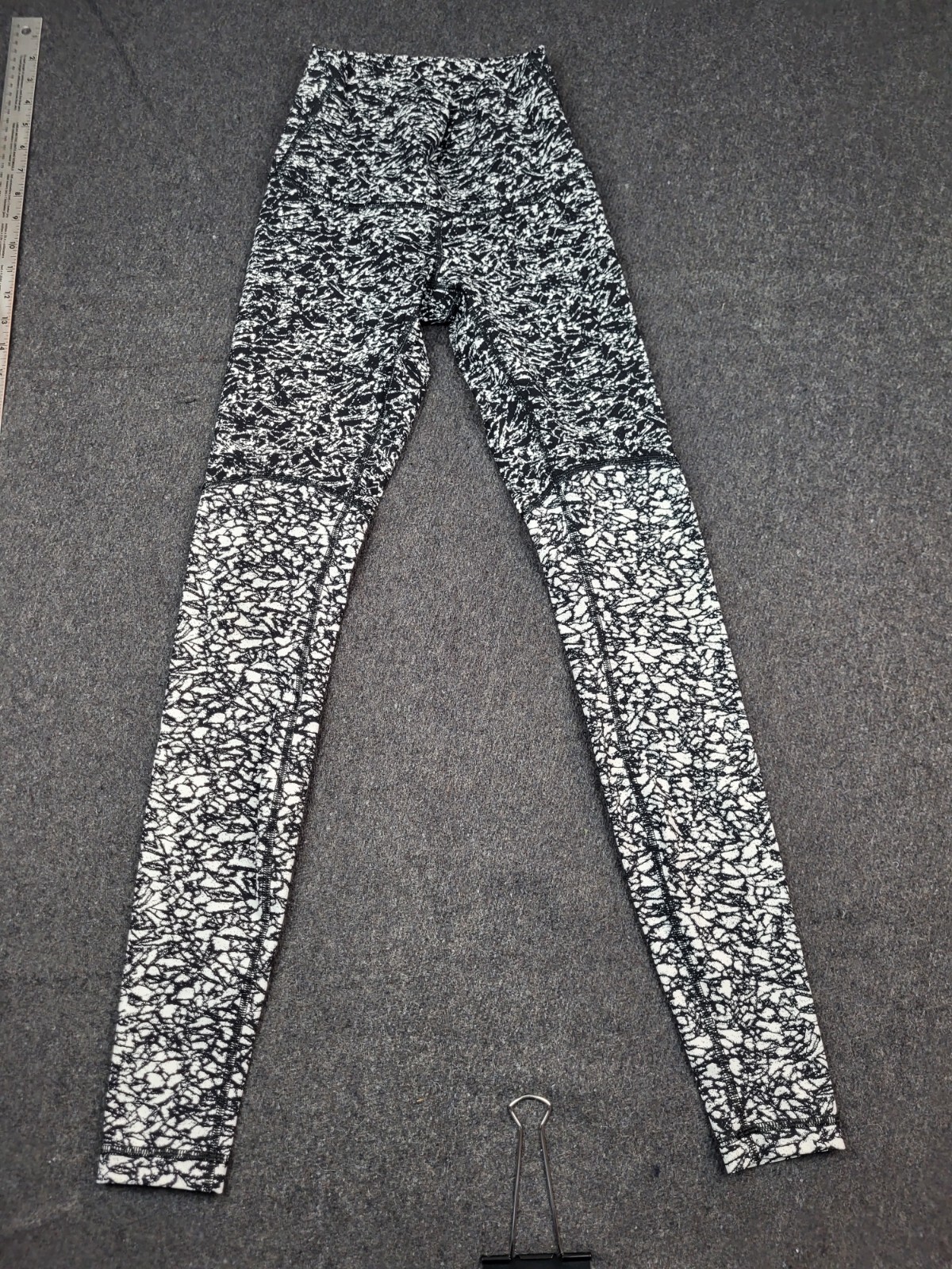 Lululemon Womens Lightweight Yoga Pants 4 Gray Geometric Compression Athleisure