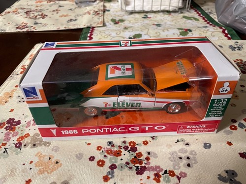 New Ray 1966 Pontiac GTO 1:32 scale die cast car, Seven Eleven 7/11 sponsor
