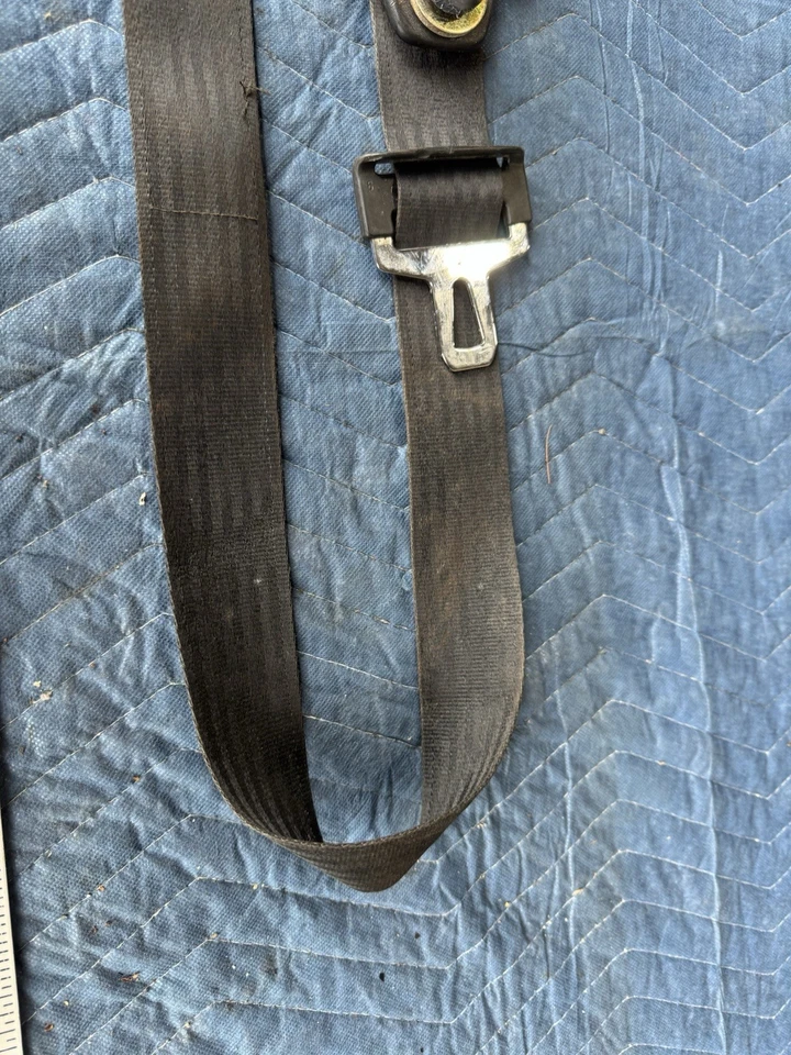 1986 - 1993 年沃尔沃 240 244 245 司机左前座安全带收回器 1388215 #4842E — 第 4/4 张图片