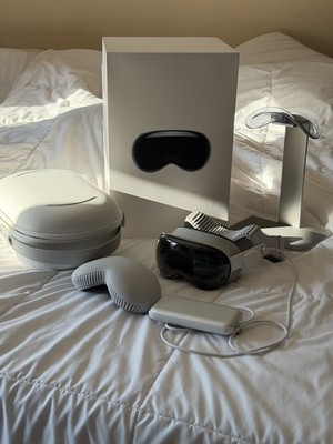 Apple Vision Pro M5 1TB + Developer Strap + Travel Case, Original Box