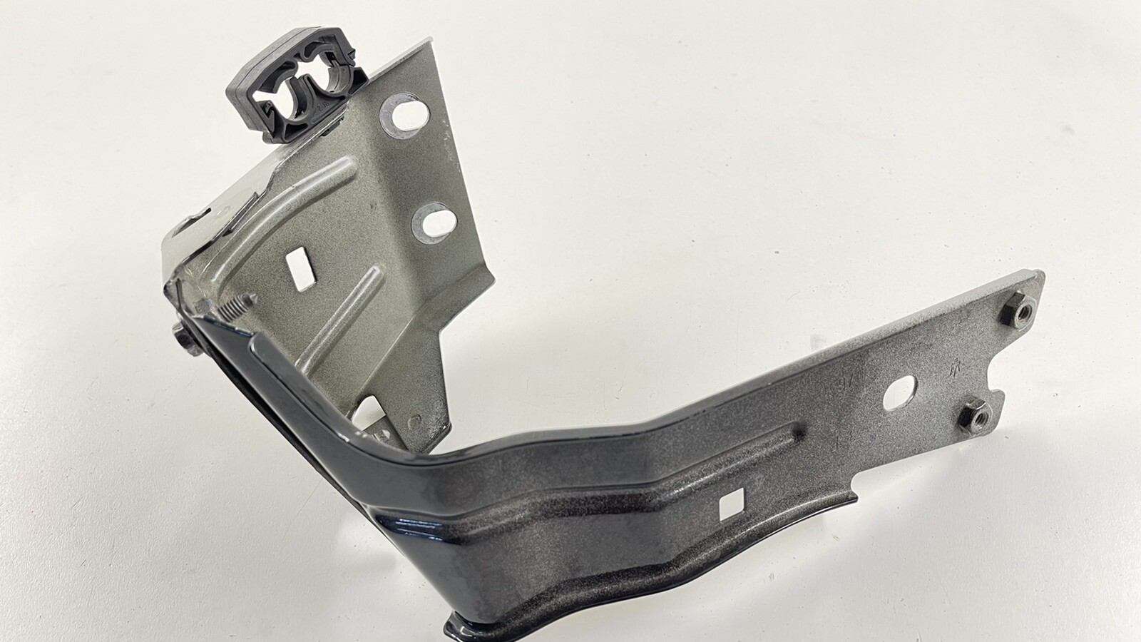 14-23 MASERATI QUATTROPORTE DRIVER LEFT FRONT FENDER BRACKET SUPPORT MOUNT OEM