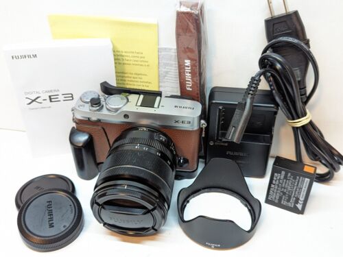 Appareil photo numérique sans miroir Fujifilm X-E3 avec kit d'objectif XF 18-55 mm - argent sur marron - Photo 1 sur 8