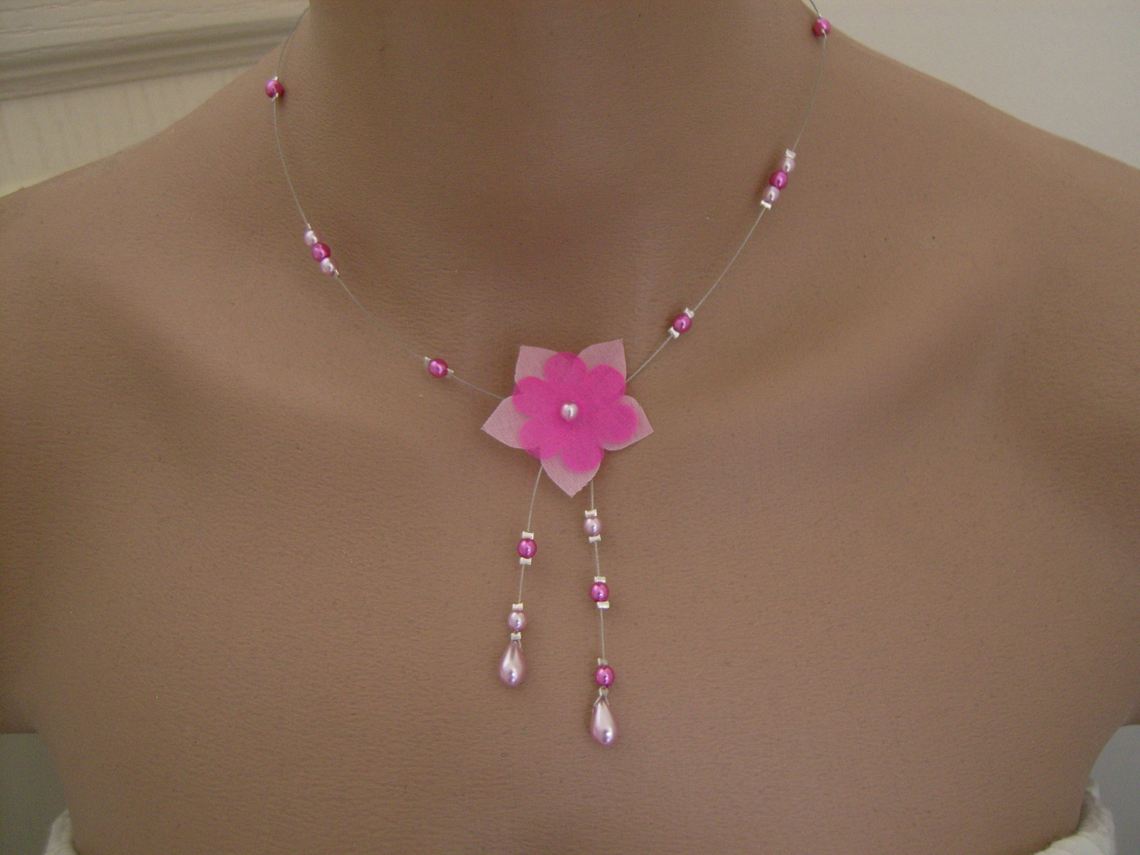 Collier rose fuchsia en fleur pour robe de mariée et cérémonie de mariage