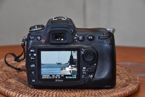 Nikon D300 12.3MP Digital SLR Camera - Black (Kit w/ ED-IF AFS DX VR 18-200mm) - Picture 15 of 15
