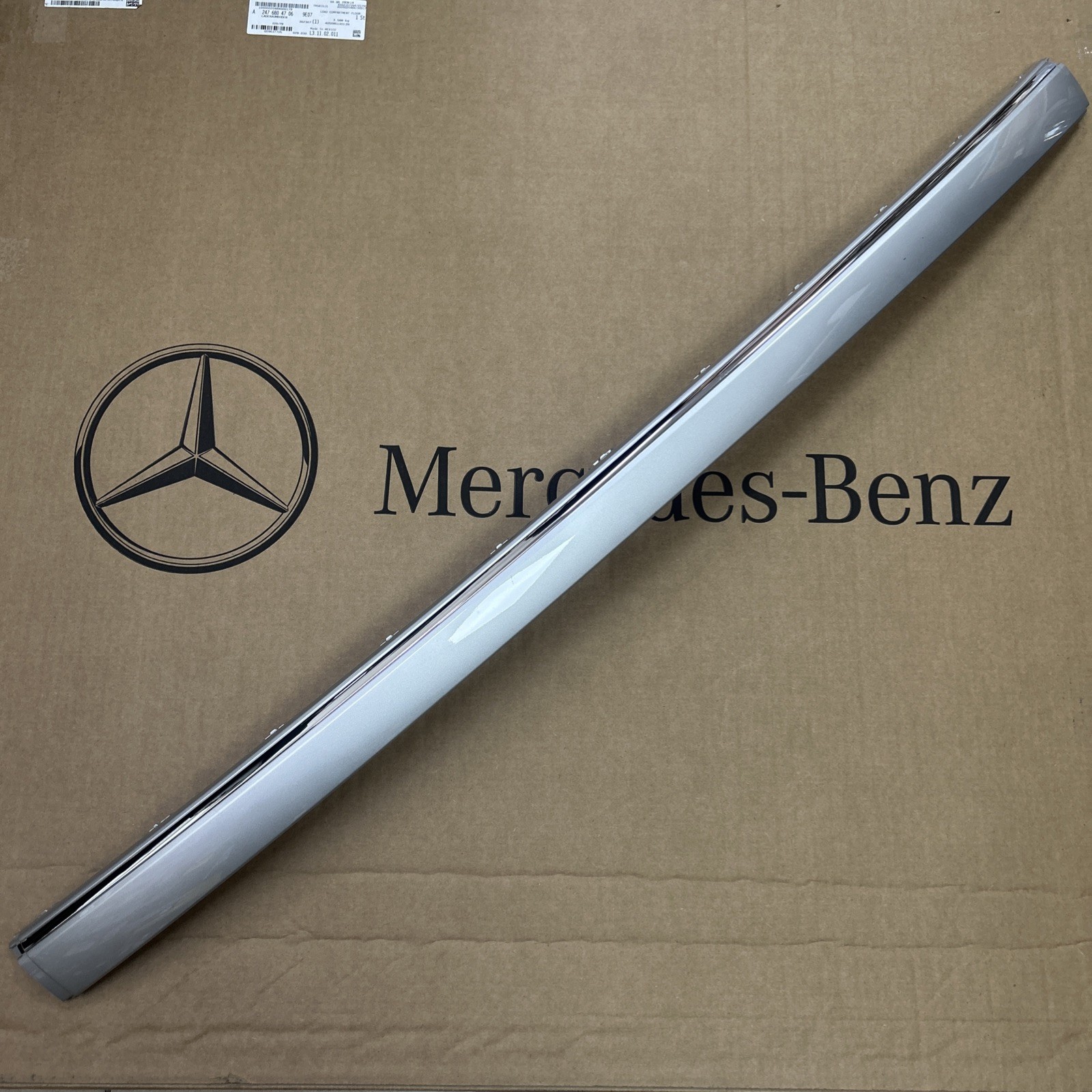 A2118800012 9744 MERCEDES BENZ W211 REAR BUMPER CENTER MOULDING