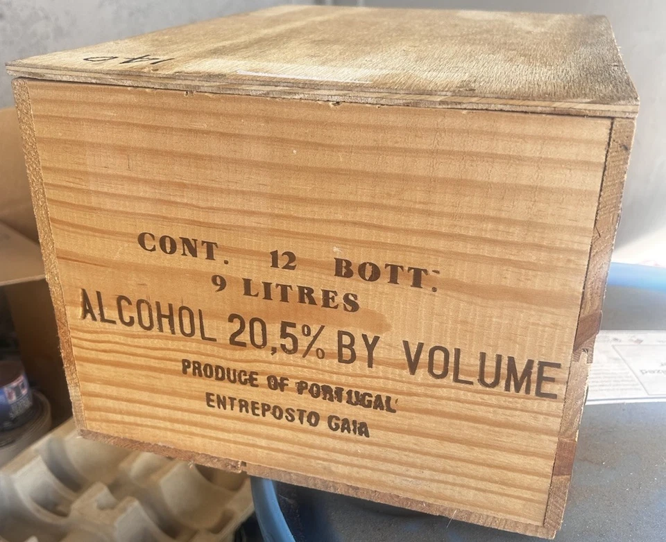 Taylor Fladgate Vintage Porto 1983 caja vacía de 6 botellas de pino. Estampado y grabado Foto 3 de 4