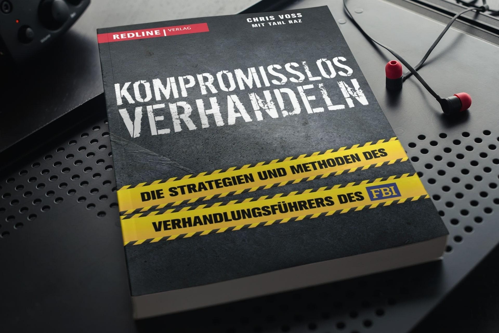 Thumbnail - Chris Voss (u. A.) | Kompromisslos Verhandeln | Taschenbuch | Deutsch