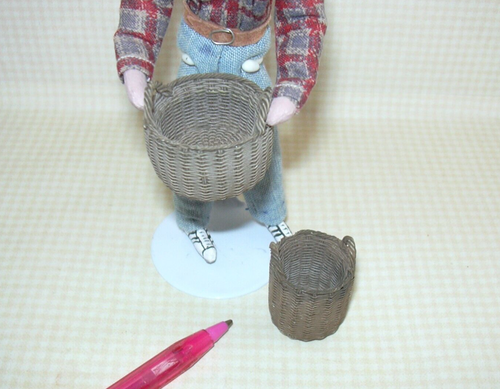 Miniature Pair of Brown Resin Wicker Baskets : A+ Detail DOLLHOUSE 1:12 - Picture 3 of 3