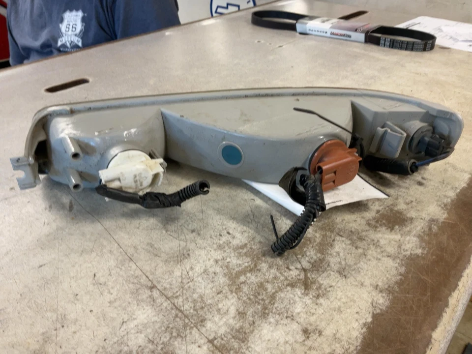 Lámpara Delantera GMC SIERRA PICK 1500 Derecha Derecha Derecha 99 00 01 02 03 04 05 06 07 Foto 2 de 3