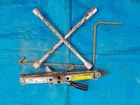 Diahatsu Car scissor jack and handle + wheel brace