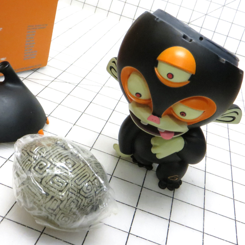 Atomic Monkey Frankenmonkey Vinyl Figure by Roberto Jauregui with Squishy Brain - Picture 4 of 16