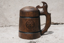 Eichenholz Bierkrug mit Deckel Vegvisir &ndash; Wikinger Holzkrug | Geschenk f&uuml;r ihn