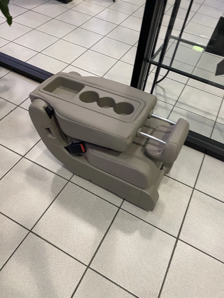 Центральное сиденье Honda Odyssey с откидной спинкой 2-й ряд среднее (бежевая кожа) от оригинального производителя 2011-2017 - Изображение 4 из 4