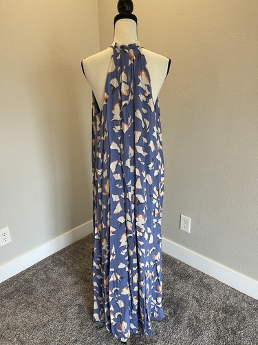 Maxi Vestido Largo Sin Mangas Cuello Cerradura Halter Floral Azul NINE WEST Cottage - Imagen 4 de 10