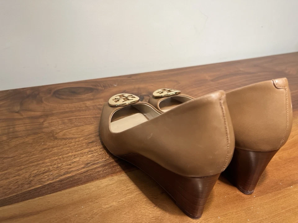 RARO Tory Burch Benton 2 Peep Toe Tacones de Cuña Zapatos Cuero Dorado Tostado Talla 6.5M Foto 4 de 4