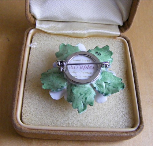 5 ANTIQUE & VINTAGE CLEAR PASTE, MARCASITE & CERAMIC BROOCHES - Picture 3 of 6