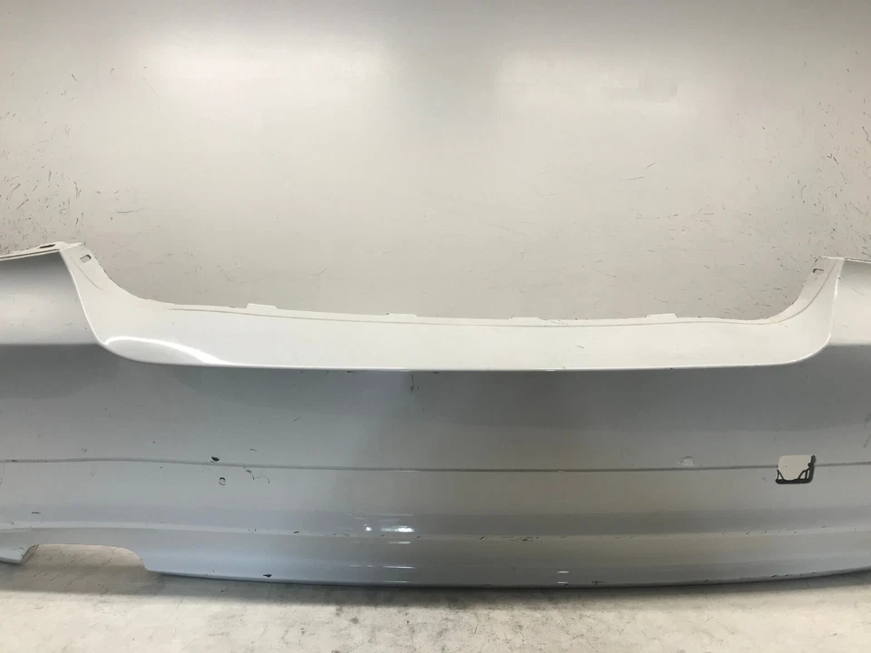Cubierta de parachoques trasero blanca BMW Serie 323 323i Sedán 2009 2010 51127202686 OEM Foto 3 de 4