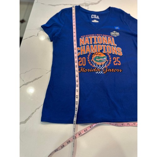 Camiseta Florida Gators 2025 Campeones Nacionales NCAA Baloncesto Azul Cuello en V M - Imagen 5 de 9
