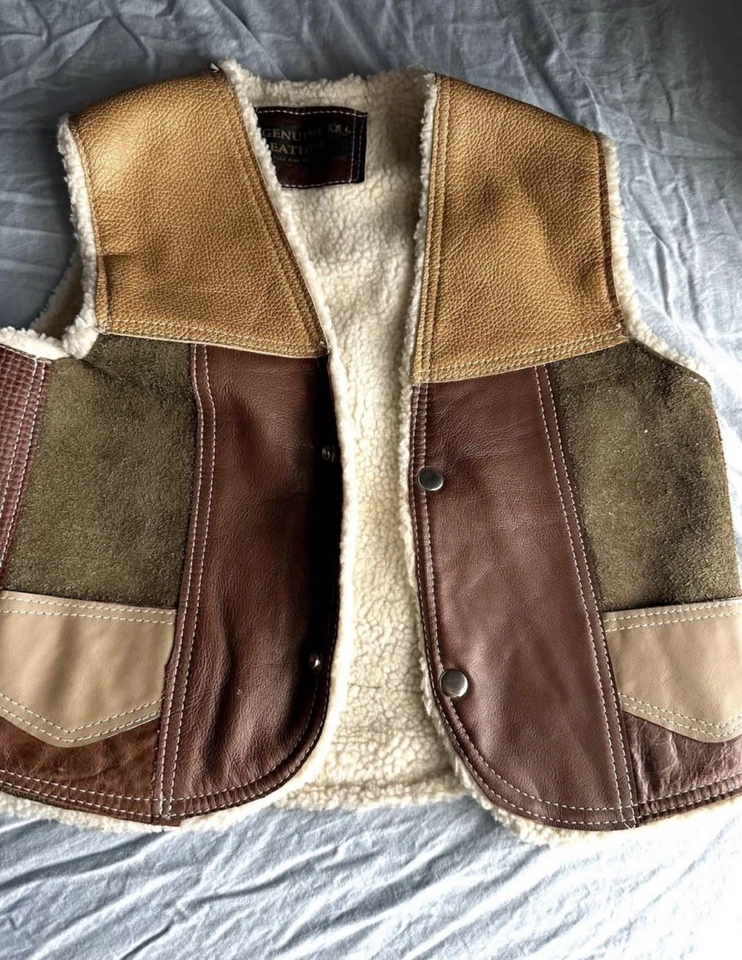 Chaleco de cuero para niños pequeños hecho a mano Foto 2 de 4