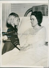 1939 Photo Mrs Albert Lee Christmas Vienna Ga Consoled By Daughter Tragedy 6X8