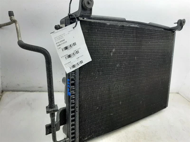 Condensador de aire acondicionado 98-02 Dodge Ram 2500 55055824AB Foto 2 de 4