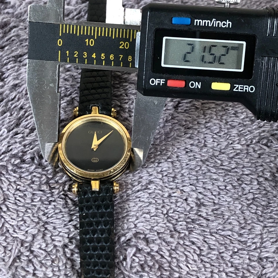 Cuarzo de cuero vintage Gucci para mujer esfera negra para piezas de reloj o reparación solamente Foto 3 de 4