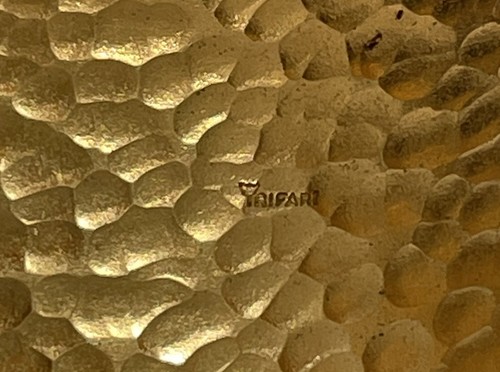 Retro Crown Trifari Hammered Pattern Gold Tone Metal Wide Cuff Bangle Bracelet - Picture 4 of 4
