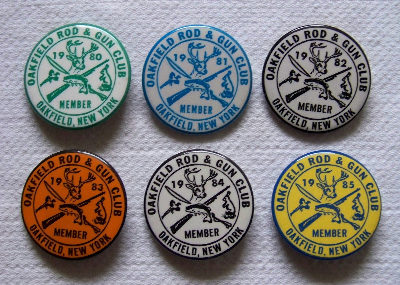 c.198085 OAKFIELD NY ROD & GUN CLUB Universal Badge Co. Pinback MEMBER