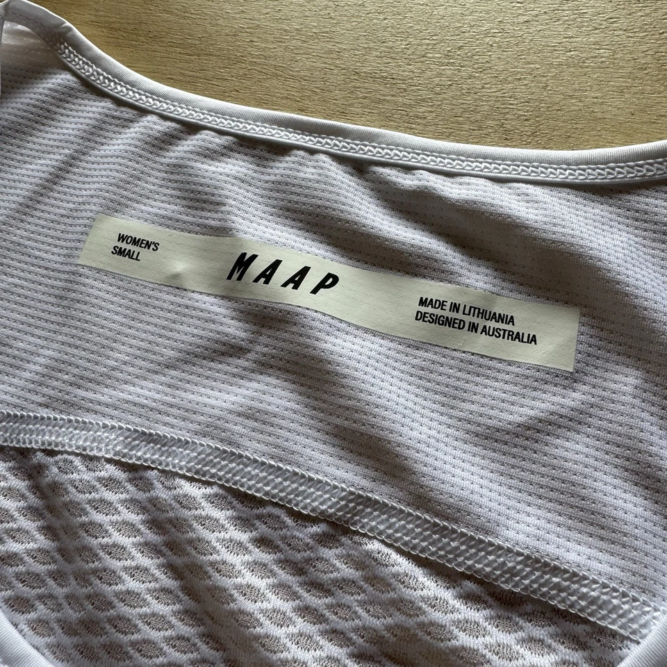 Camiseta sin mangas ligera MAAP Emblem Team para mujer capa base blanca pequeña S Foto 3 de 4