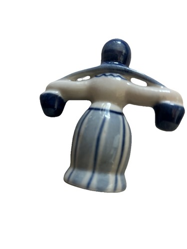 Figura de porcelana Gzhel niña rusa llevando agua pintada a mano hecha URSS - Imagen 4 de 4