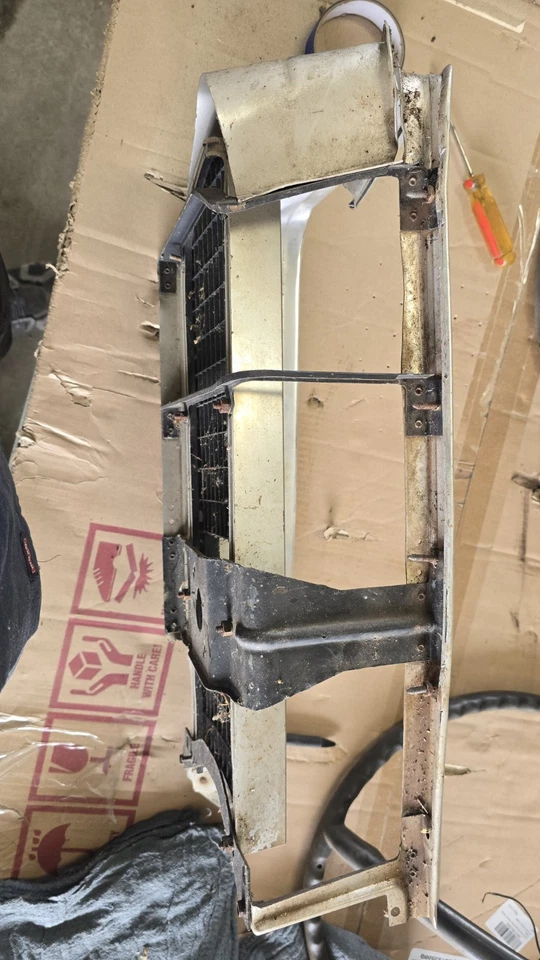 67 68 普利茅斯库达梭子鱼原装格栅 — 第 2/4 张图片